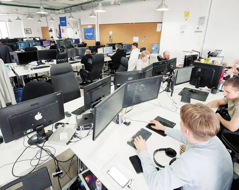  Мы стремимся выявлять людей с  направленностью к наставничеству  и поощряем внутреннее  предпринимательство