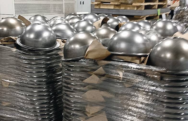 фото автора Идеальные полусферы, необходимые для создания МГП «Заря» в виде гладкого шара, штампуются с одного удара