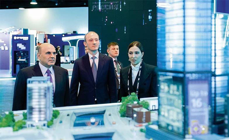 ДМИТРИЙ АСТАХОВ/POOL/ТАСС Премьер-министр Михаил Мишустин и вице-премьер Дмитрий Григоренко (в центре), курирующий национальный проект «Экономика данных и цифровая трансформация  государства» на выставке форума «Цифровые решения»