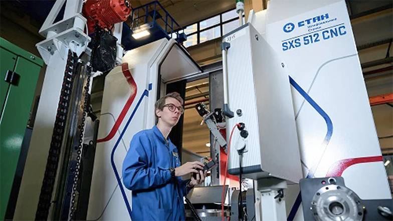 ПРЕДОСТАВЛЕНО КОМПАНИЕЙ «СТАН» Шлифовальный станок для обработка замка лопатки газотурбинного двигателя. Производитель — холдинг «Стан»  (входит в ГК «Ростех»)