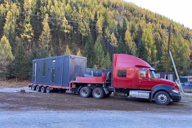 предоставлено компанией «СкороДа» Модульные дома шириной до 2,5 метра можно перевозить по дорогам свободно, до 3,5 метра — со специальным  разрешением. А если модуль шире, необходимо сопровождение машины ДПС