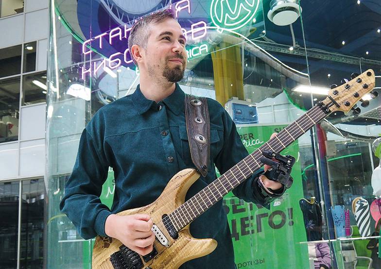 ОЛЕГ СЕРДЕЧНИКОВ Амбассадор и кибергитарист Максим Емец носит протез пальцев, конструкцию которого придумали специально  для него. Для игры на гитаре он использует специальные напальчники