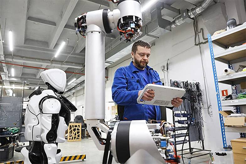 ДОНАТ СОРОКИН/ТАСС Компания «Промобот», завоевав рынок сервисных роботов, устремилась на рынок промышленной роботизации