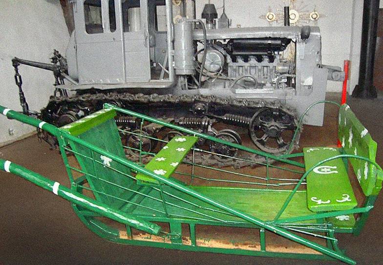 из архива Алексея Задумкина Среди мощных тракторов затесались новогодние сани  как напоминание о недавней экскурсионной активности