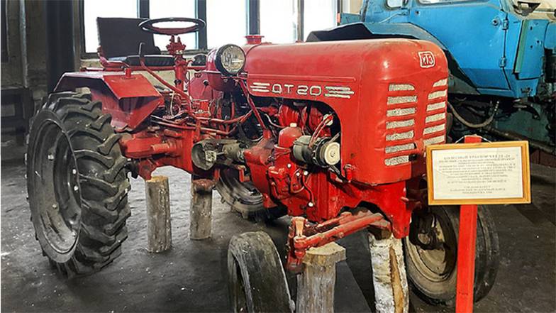 из архива Алексея Задумкина Один из нескольких оставшихся в музее тракторов — совсем игрушечный однотактный колесный ХТЗ ДТ-20  смешной мощностью в 20 лошадиных сил