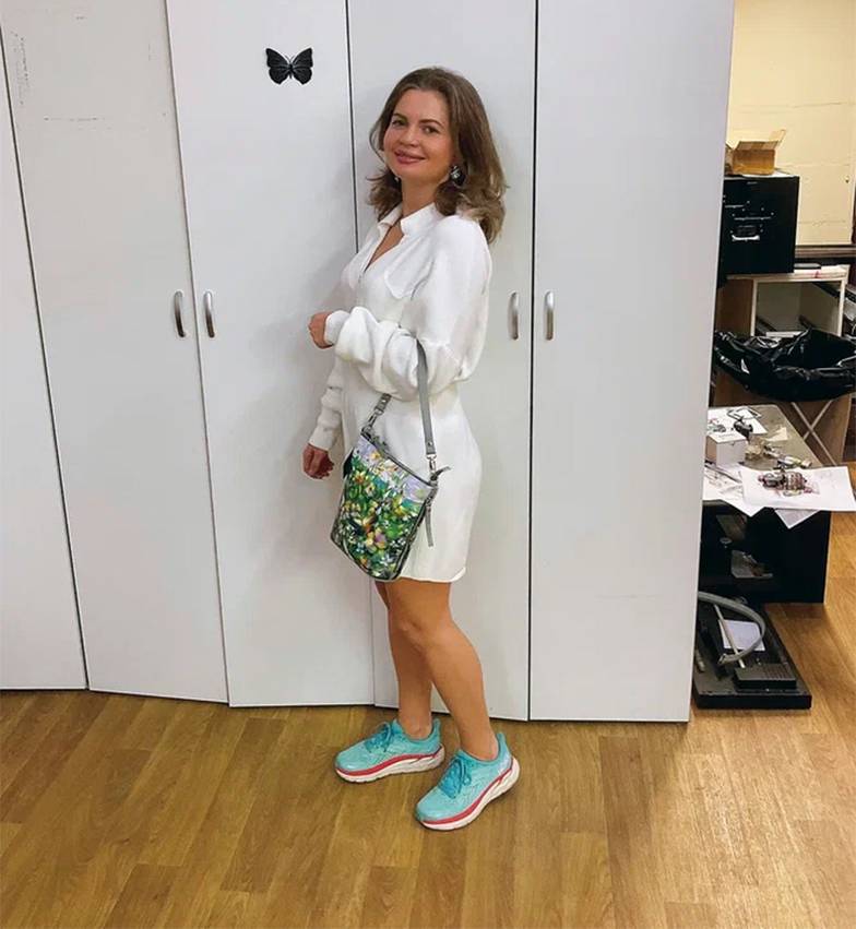 предоставлено компанией «Махаон» «Бабочки Кустановича» — Екатерина Капустина с сумочкой с принтом картины петербургского художника