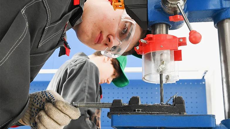 ИГОРЬ ОНУЧИН/ТАСС По данным рекрутинговых агентств, рабочие профессии уже сейчас успешно  конкурируют с IT-сектором