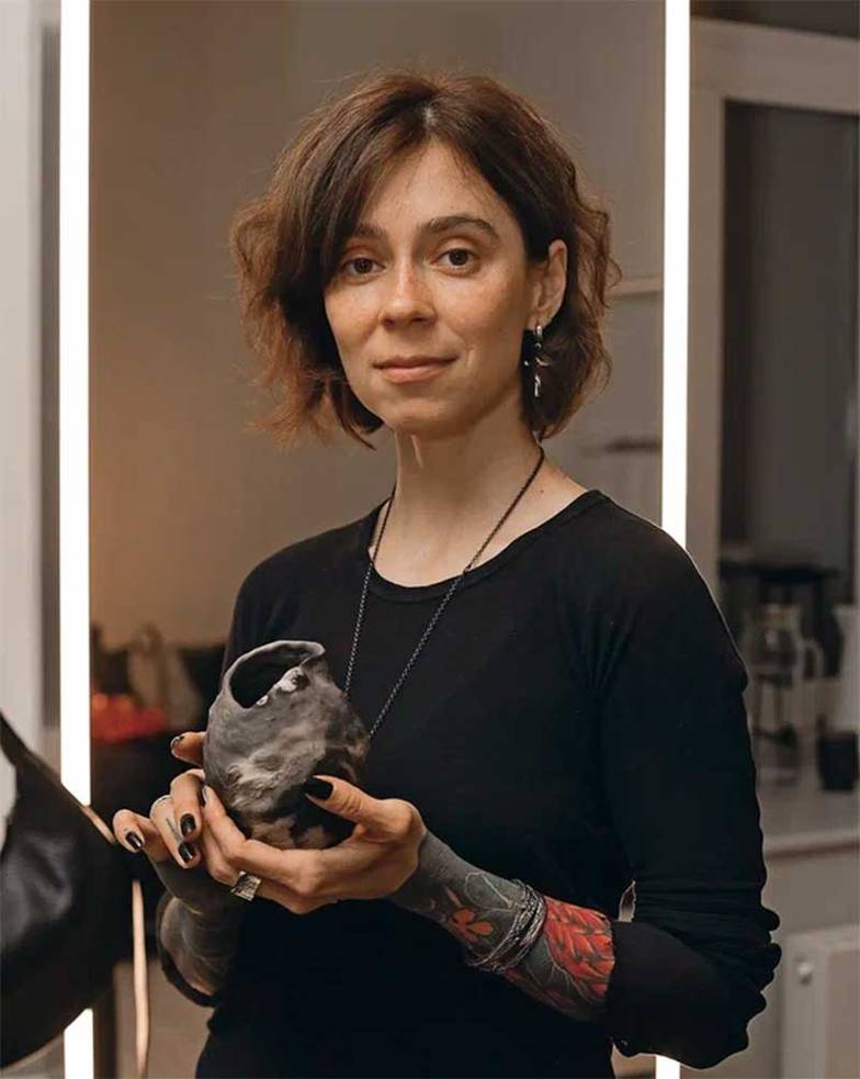 Олег Сердечников Гончар Ольга Мун. Делает текстурную посуду, вырезанную из цельного куска глины в японской технике куринуки  и обожженную в глазури методом раку