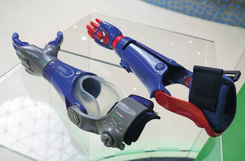 ОЛЕГ СЕРДЕЧНИКОВ «Моторика» одной из первых вышла на рынок детских  протезов. Они делают яркие и привлекательные девайсы для детей от двух лет по индивидуальным эскиза