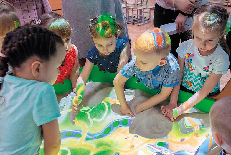 предоставлено компанией «СтендАп Инновации» Интерактивная песочница позвляет одновременно разивать моторику и интеллект