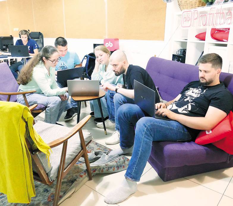  В отличие от больших корпораций,  у нас люди ориентированы на создание  решений, а не на бесконечный пиар,  у нас не приживаются ребята, которые  создают экспертный флер, но ничего  руками делать не умеют