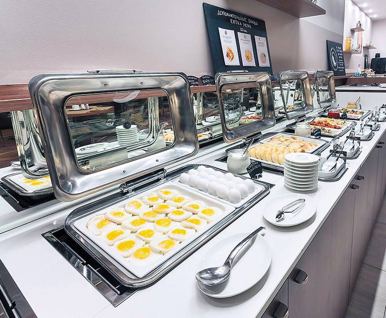  «Однажды мы увидели, что к нам едет гость — фанат горных лыж. Было лето, и мы ему сделали маленький тортик в виде горного склона, чтобы не скучал по любимому хобби»