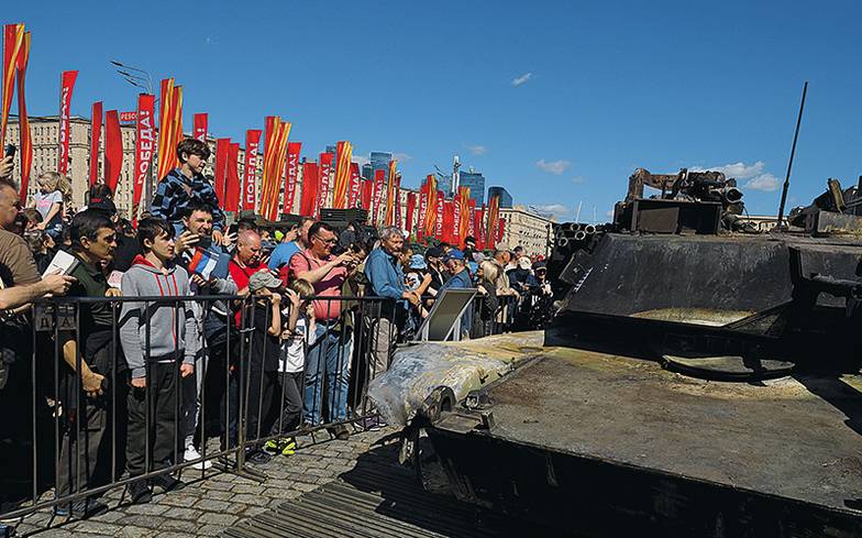 Елена Горбачева Самый первый американский танк M1 Abrams, подбитый на Авдеевском участке при помощи дрона-камикадзе  «Пиранья». Открыл счет «Абрамсам» боец с позывным «Рассвет»