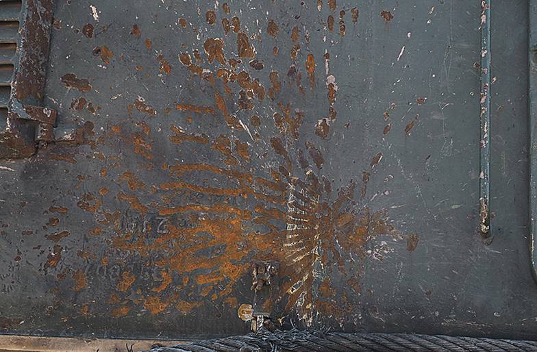 Елена Горбачева Так выглядит разрыв от мины. На броне кажется не очень страшным, но асфальт «вскрывает» хорошо