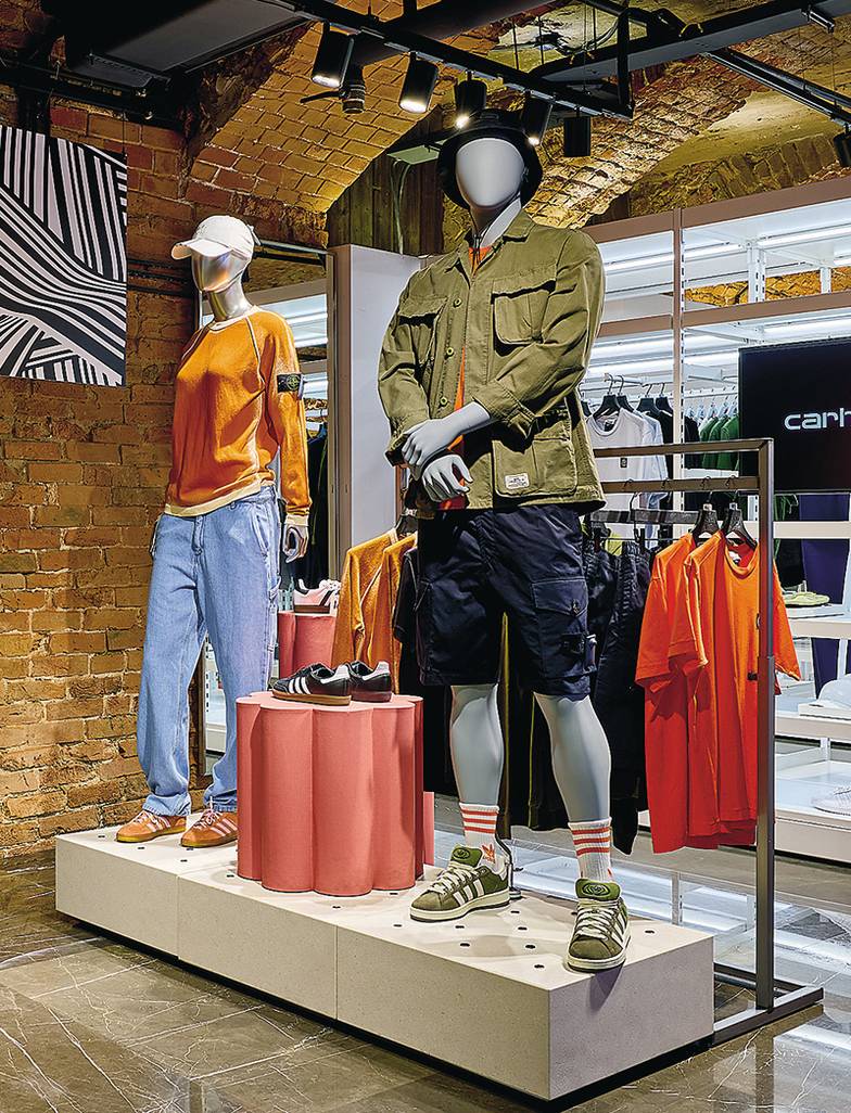 ПРЕДОСТАВЛЕНО КОМПАНИЕЙ LAMODA Открытие спортивных мультибрендовых магазинов Lamoda Sport стало продолжением стратегии «Ламоды» по расширению продаж спортивных товаров. Спрос на эти товары  в офлайне остается на высоком уровне после ухода западных спортивных брендов с российского рынка