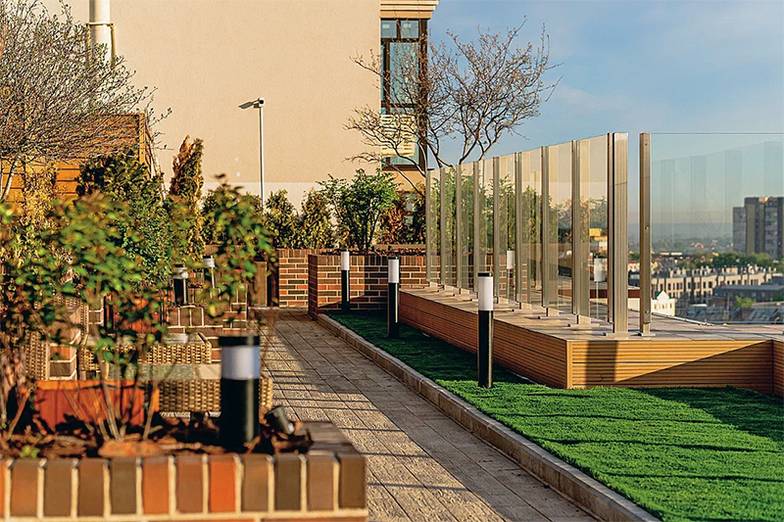  Комплекс «Наследие-2» удивил местный рынок недвижимости огромной, на всю крышу, панорамной террасой для  жильцов, с мебелью и зеленью