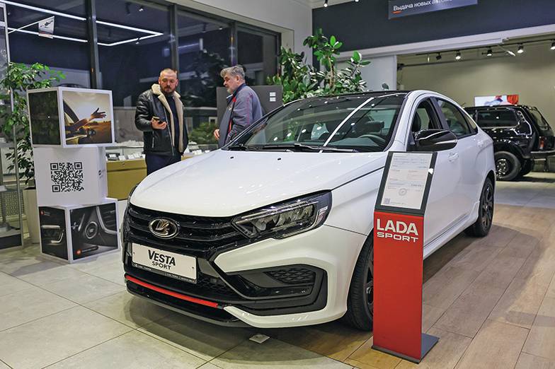 СОФЬЯ САНДУРСКАЯ/ТАСС Главные модели ведущего отечественного автопроизводителя АвтоВАЗа — Granta и Vesta