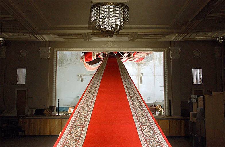 ПРЕДОСТАВЛЕНО УРАЛЬСКОЙ ИНДУСТРИАЛЬНОЙ БИЕННАЛЕ СОВРЕМЕННОГО ИСКУССТВА Инсталляция «Процесс прохождения» Ивана Плюща. 2-я Уральская индустриальная биеннале (2012 год)