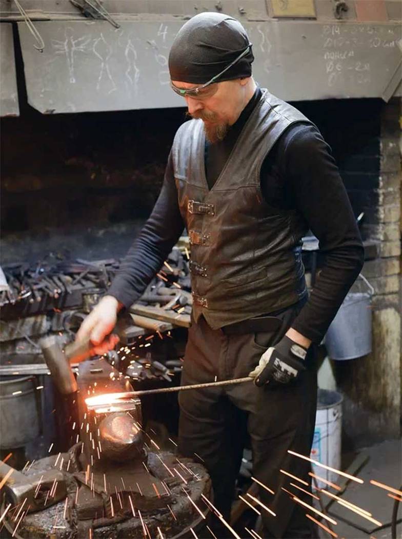 Олег Сердечников Константин Кован кует ювелирные изделия — кольца, браслеты