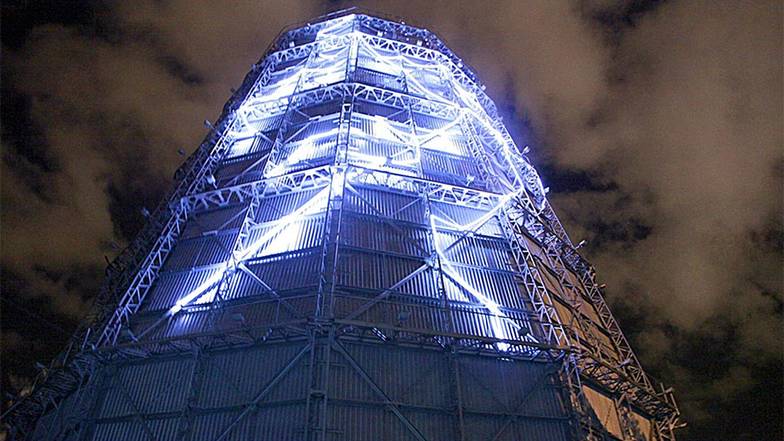 ФЕДОР ТЕЛКОВ Инсталляция «Молния» Екатерины Пугач на заводе «ВИЗ-Сталь». 1-я Уральская индустриальная биеннале  (2010 год)