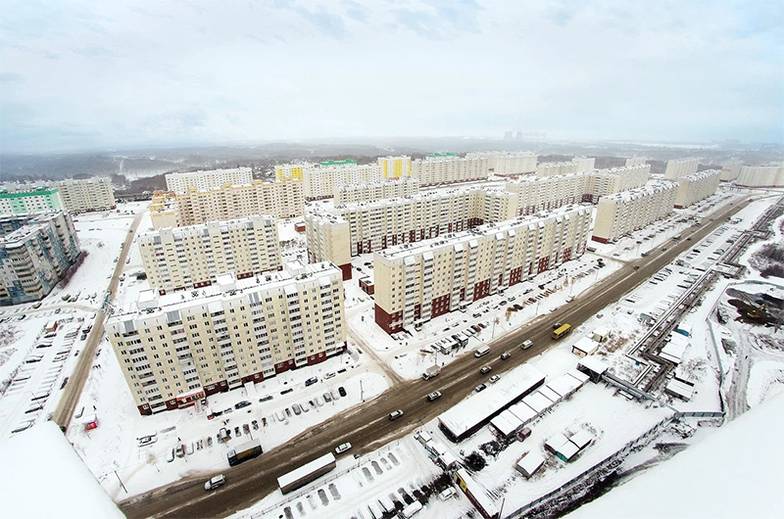  У современной массовой жилой застройки есть два существенных недостатка —  несомаштабность человеку и однообразность монотонных огромных фасадов