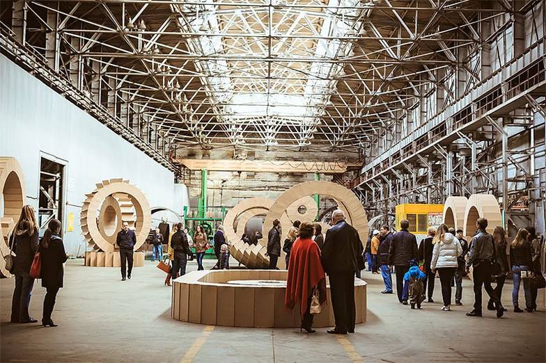 ПРЕДОСТАВЛЕНО УРАЛЬСКОЙ ИНДУСТРИАЛЬНОЙ БИЕННАЛЕ СОВРЕМЕННОГО ИСКУССТВА Проект итальянского художника Микеле Джангранде «Шестерни» в рамках 3-й Уральской индустриальной биеннале (2015 год)