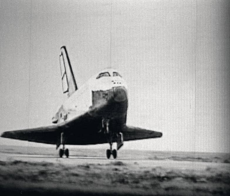 АКИМОВ НИКОЛАИ/ФОТОХРОНИКА ТАСC «Буран» совершил два витка вокруг Земли и после 204-минутного полета благополучно приземлился на аэродром  Юбилейный в Байконуре. Специально подготовленная ВПП имела увеличенные габариты — длину 4500 метров и ширину  84 метра, при том что стандартная полоса класса А имеет параметры 3200 Х 60 метров. Но запас не пригодился: пробег  орбитального корабля по ВПП составил всего 1620 метров, а отклонение от оси полосы — пять метров