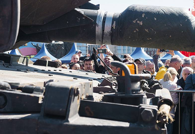 Елена Горбачева Посетители выставки фотографируют подбитый российскими бойцами танк