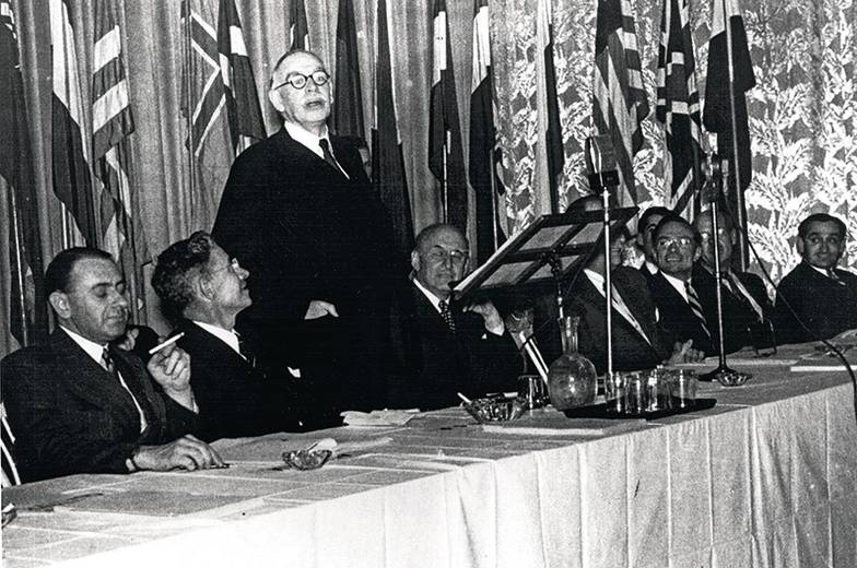  В ходе Бреттон-Вудской конференции в июле 1944 года администрация США во главе с президентом Франклином Рузвельтом и министром финансов Генри Моргентау (на фото  в центре) провели одну из величайших в истории экономической дипломатии операцию, закрепившую золото-долларовый стандарт в качестве ядра мировой финансовой системы