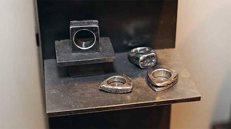 Олег Сердечников «Общая форма заготовки куется, потом — по Микеланджело — лишнее отсекается, шлифуется и доводится  руками до конечного идеала, сохраняя индивидуальные особенности материала. Четкого плана нет, есть общая  идея, образ, представление»