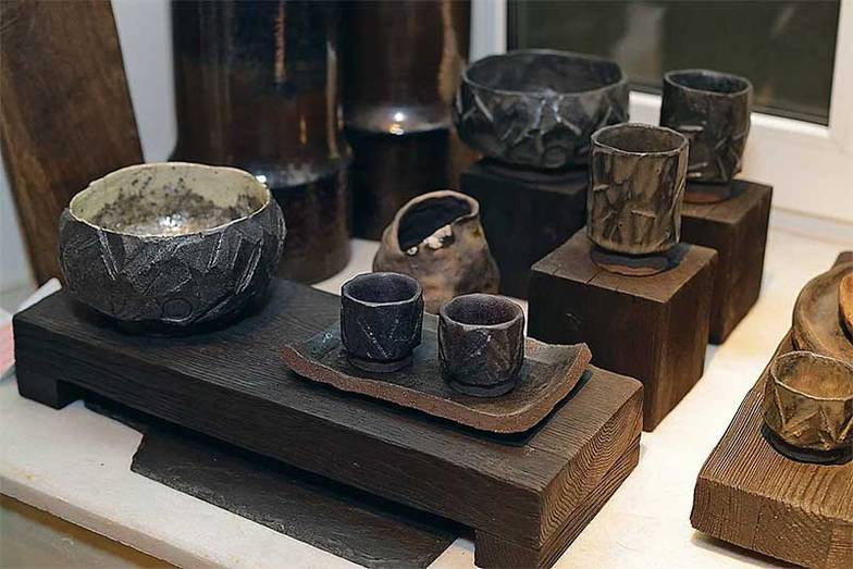 Олег Сердечников Среди необходимых качеств чашки для чайной церемонии кроме высоты и диаметра должно быть еще  и «наслаждение предметом» — чтобы рассматривать и ощупывать саму уникальную текстуру чашки