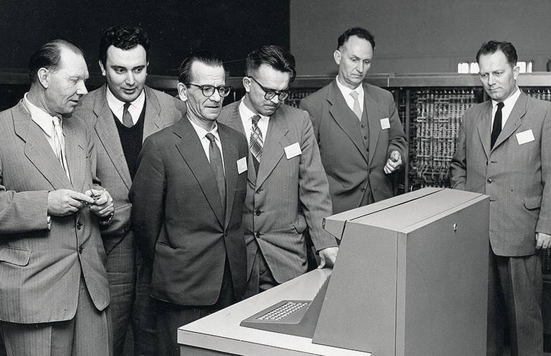  Первая советская супер-ЭВМ на транзисторах БЭСМ-6 была разработана в середине 1960-х годов в Институте точной механики и вычислительной техники (ИТМиВТ) АН СССР  коллективом под руководством Сергея Алексеевича Лебедева (на фото третий справа). Разработки компании МЦСТ наследуют научной и конструкторской школе ИТМиВТ