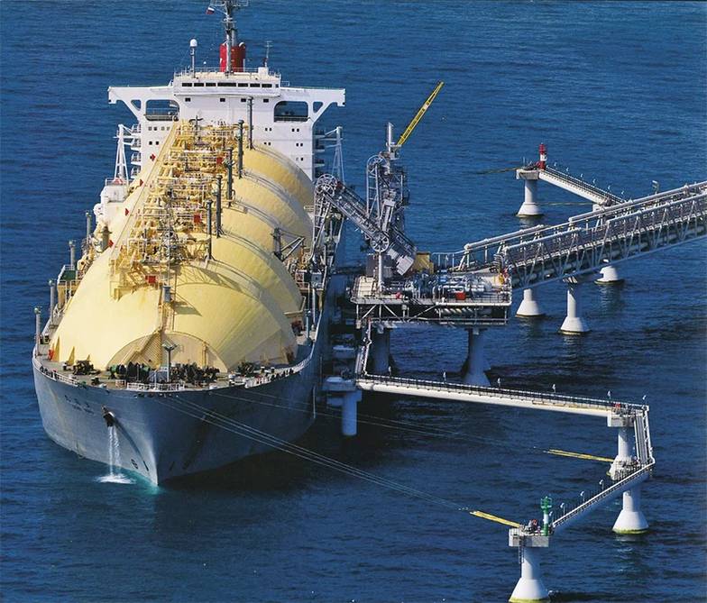 «САХАЛИН-2». НОВЫЕ ИЗМЕРЕНИЯ БУДУЩЕГО. SAKHALIN ENERGY INVESTMENT COMPANY LTD., 2008 Производственный комплекс «Пригородное» отгружает в среднем 55 стандартных партий нефти в год (одна партия — 700 тыс. баррелей), то есть примерно одна отгрузка в  неделю. По СПГ частота отгрузок — раз в двое суток зимой и раз в трое суток летом (особенности технологии сжижения таковы, что в холодное время года производитель ность завода выше) — всего более 170 партий в год (одна стандартная партия — 65 тыс. тонн СПГ).  Сахалинская погода крайне неустойчива. Зимой часто бывают циклоны. Сильный ветер со снегом со скоростью до 25 м/с поднимает в заливе Анива семиметровые волны.  В такие дни отгрузка нефти и СПГ на суда исключена. Во избежание переполнения резервуаров завод вынужден снижать мощность технологических линий