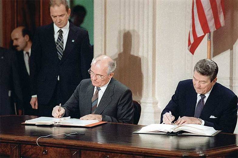 ФОТО ЭДУАРДА ПЕСОВА /ФОТОХРОНИКА ТАСС Подписание ДРСМД в 1987 году в Вашингтоне символизировало курс на завершение холодной войны