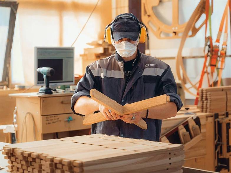 предоставлено компанией ТОК «Мы делаем инженерно сложные вещи — наш стол просто не скопируешь. У нас используются сложные технологии и много ручного труда, который не поручишь никакому станку»