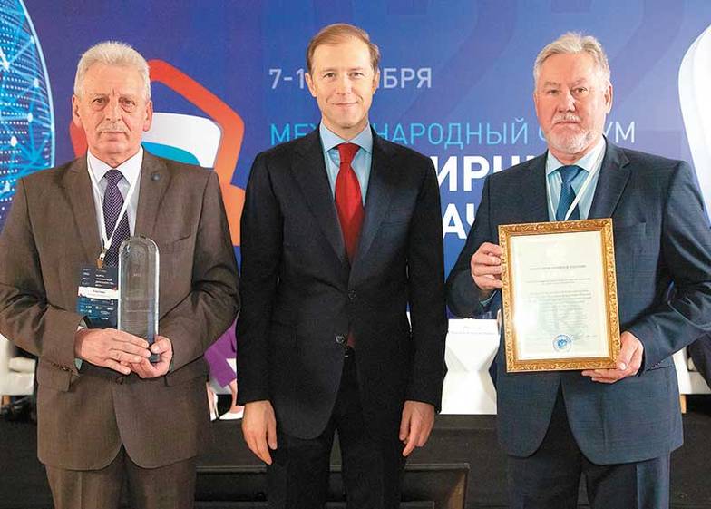  Денис Мантуров (в центре) вручил премию Правительства РФ по качеству Михаилу Железнову (справа), директору  РФЯЦ — ВНИИТФ, и Владимиру Знаменскому (слева), заместителю директора РФЯЦ — ВНИИТФ по качеству