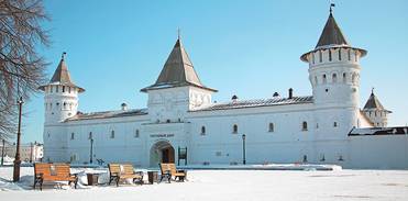  Тобольский Кремль — уникальный памятник архитектуры, точка притяжения туристов, единственный каменный кремль в Сибири. Построен в начале 18 века под руководством Семена Ремезова. В 2020 году проведена реставрация фасада исторических зданий, реконструирована прилегающая площадь