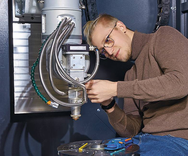 ПРЕДОСТАВЛЕНО КОМПАНИЕЙ «ЛАЗЕРЫ И АППАРАТУРА» Сборка серийного пятикоординатного многоосевого станка СЛП520,  предназначенного в том числе для лазерной резки и сварки сопловых лопаток  авиадвигателей