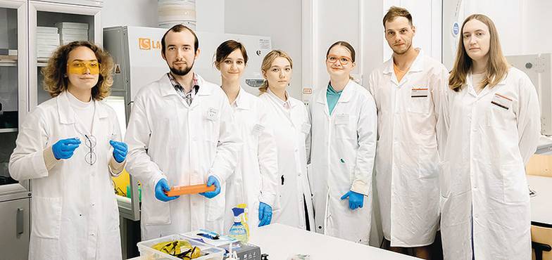  Генетики из университета «Сириус» экспериментируют с генным редактором CRISPR-Cas9, но для создания лекарств используют заместительную терапию, которая ничего не  вырезает из ДНК, а позволяет доставить с помощью вируса здоровую копию гена и таким образом восстановить нормальные функции синтеза белка