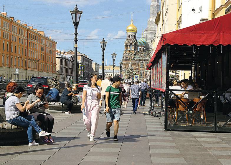 TASS Летняя веранда ресторана на набережной канала Грибоедова Санкт-Петербурга