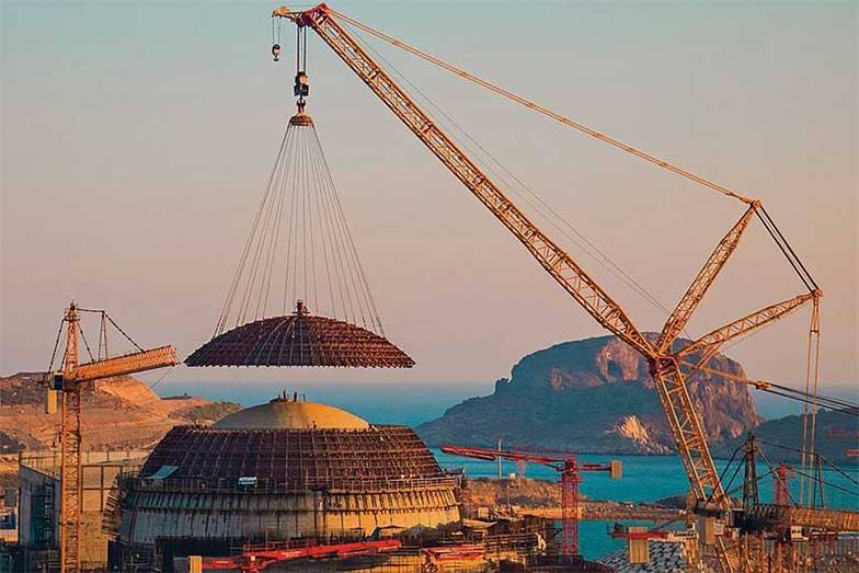 ПРЕСС-СЛУЖБА АО «АККУЮ НУКЛЕАР» 23 сентября 2024 года на строительной площадке АЭС «Аккую» в Турции установлен в проектное положение  купол наружной защитной оболочки энергоблока № 1