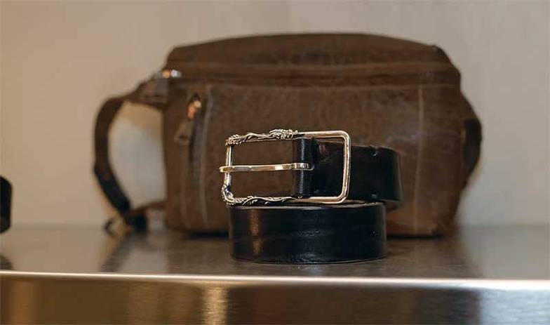 Олег Сердечников Гарри выработал свой рабочий концепт — функциональный минимализм. Все его изделия предельно практичны  и лишены украшающих излишеств. Принцип — делать все цельнокроеным, то есть так, чтобы изделие можно  было выкроить на едином куске кожи