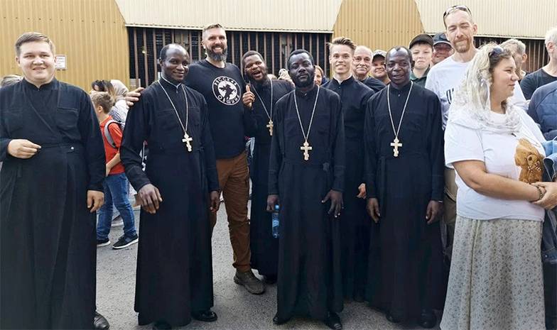 фото  автора Координатор «Русской общины» Коломны Михаил со священниками православной церкви из Африки во время крестного хода в Москве 4 сентября 2025 года