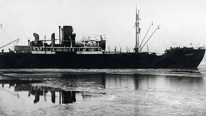 ТАСС Август 1933 г. СССР. Ледокольный пароход «Челюскин» в Баренцевом море во время научной экспедиции по  разведке Северного морского пути из Мурманска во Владивосток. Точная дата съемки не установлена