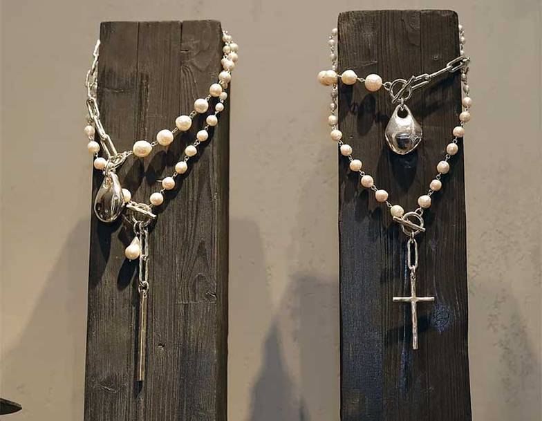 Олег Сердечников Лина очень любит линии и геометрические фигуры, от которых не может уйти: на всех изделиях прослеживаются  кресты, параллельные линии, стрелы, почти нет круглых форм