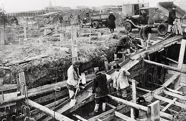 TASS 31 мая 1929 года ВСНХ СССР и американская фирма Ford Motor Company заключили соглашение о технической  помощи по организации и налаживанию массового производства легковых и грузовых автомобилей. Основой про изводственной программыч были выбраны модели Ford-A и Ford-АА. Завод полного цикла проектировался амери канским архитектурным бюро Альберта Кана по образцу завода «Ривер-Руж», техническое руководство строитель ством осуществляла американская компания «Остин», строительство вел трест «Металлострой». На фото: укладка  бетонного фундамента на строительстве Нижегородского автомобильного завода им. Молотова. Осень 1930 года