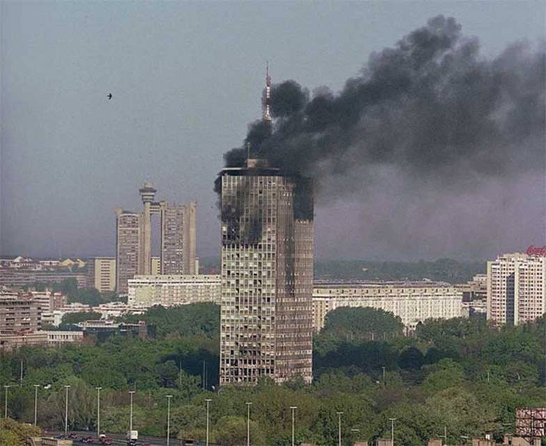 ВЕЛИЧКИН СЕРГЕЙ, ДАНИЛЮШИН АЛЕКСАНДР/ФОТОХРОНИКА ТАСС Югославия. Сербия. Белград. 21 апреля 1999 г. Пожар в штаб-квартире Социалистической партии Сербии после  авианалета НАТО