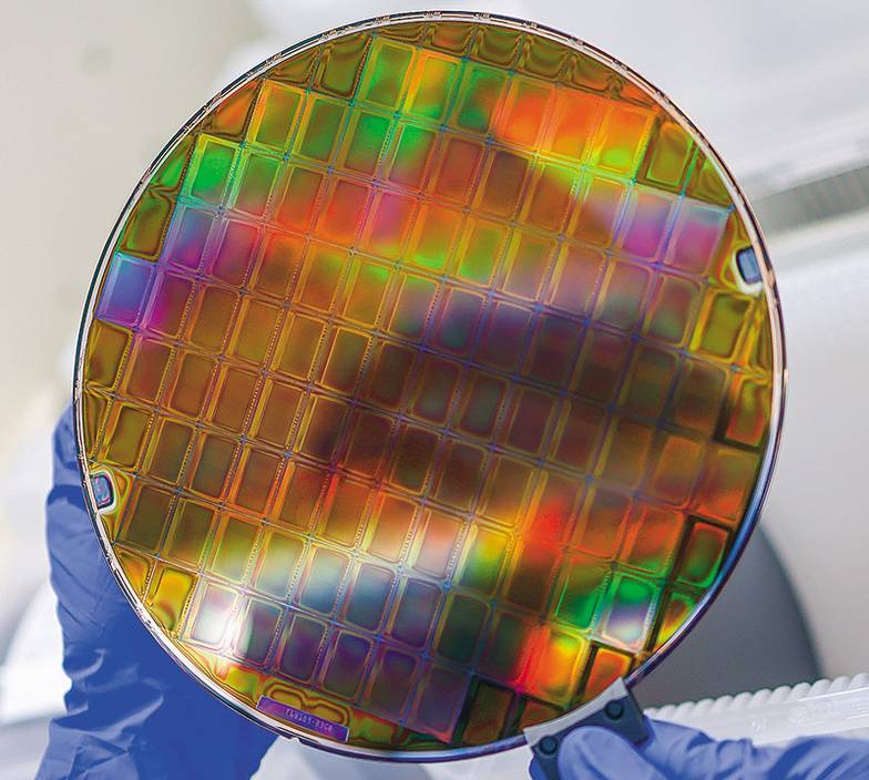 EPA/HANNIBAL HANSCHKE Возможно, первые оптические компьютеры будут интегрировать как фотонные, так и кремниевые технологии