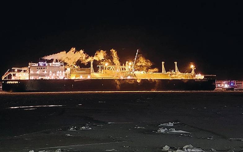 АЛЕКСАНДР ИВАНТЕР Газовоз под погрузкой в порту Сабетта