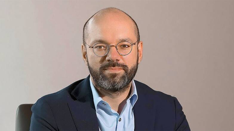  Генеральный директор FabricaONE. AI Максим Тадевосян ранее занимал  должность вице-президента по стратегии  и развитию VK